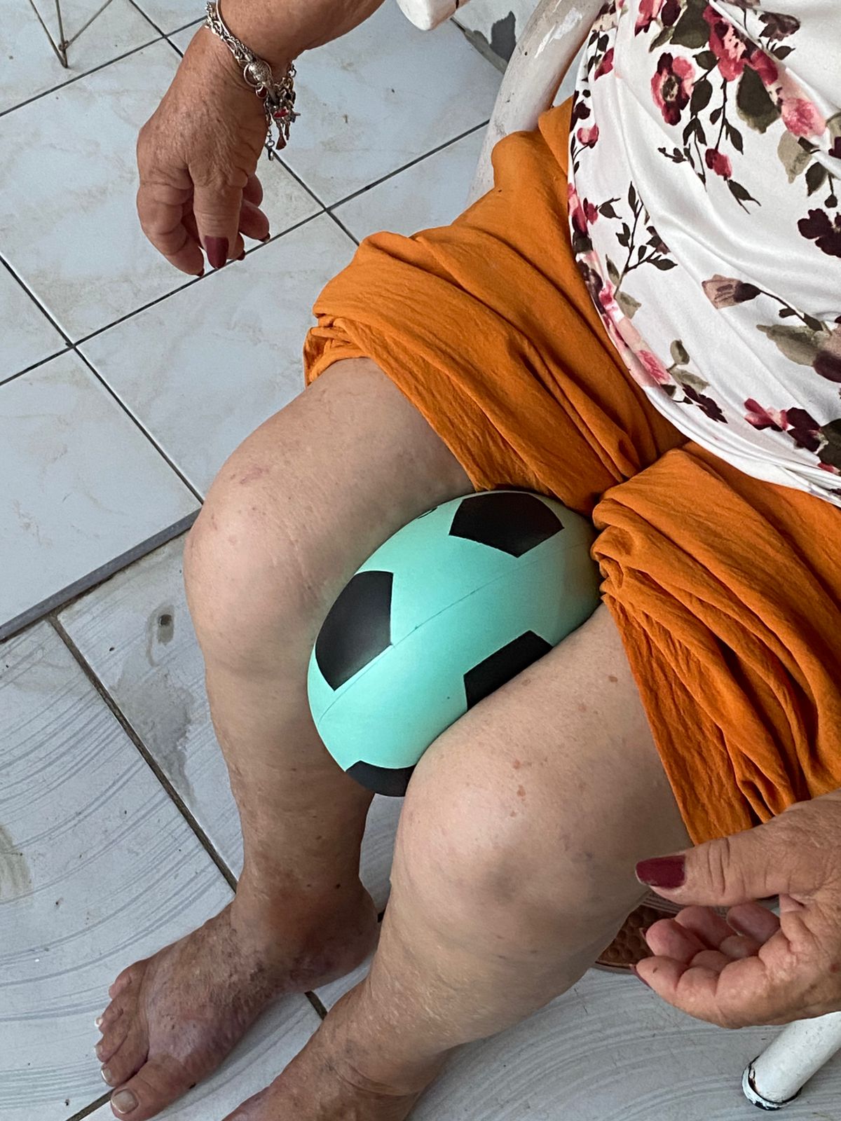 Exercício de fisioterapia domiciliar com paciente idosa em Fortaleza
